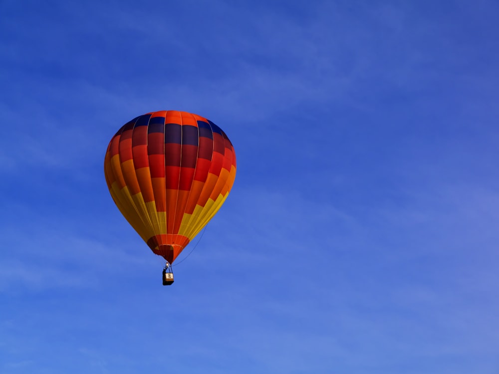 Foto des roten Heißluftballons am Himmel