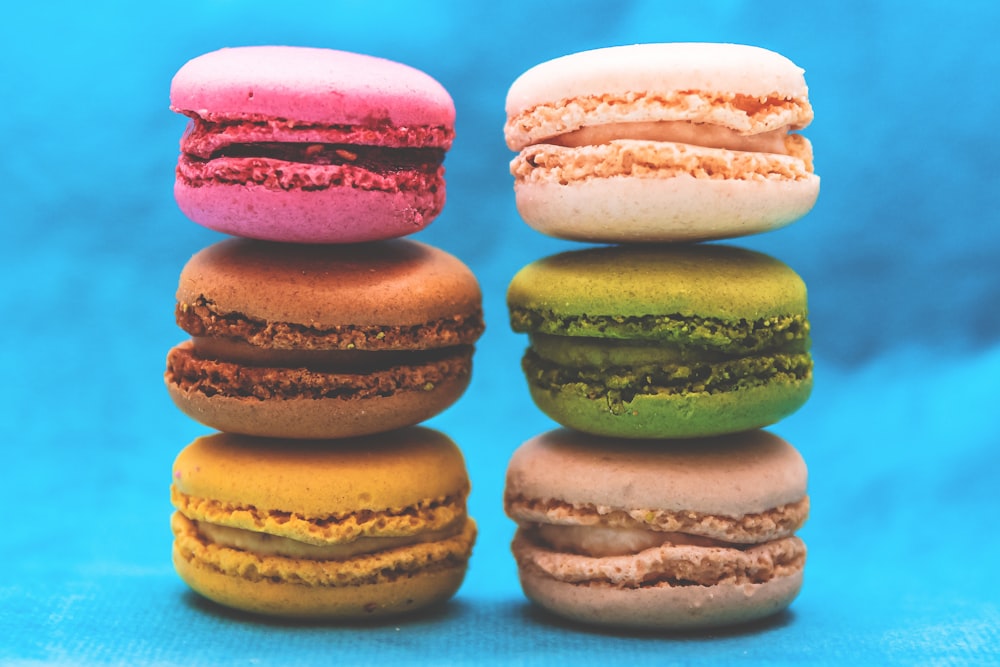 Formação de seis macarons de cores variadas