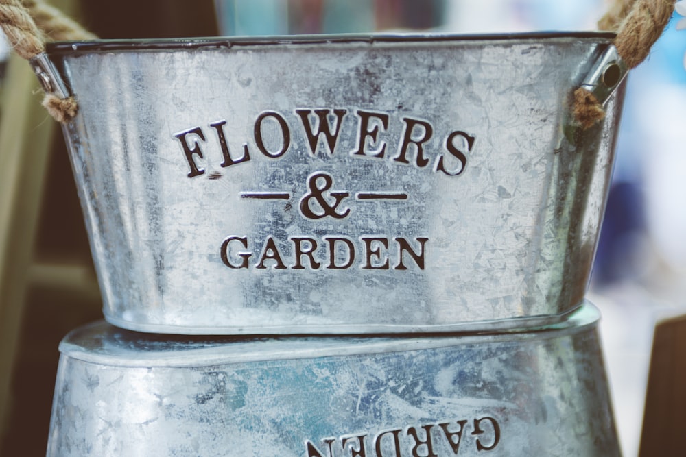 cubo gris de flores y jardín