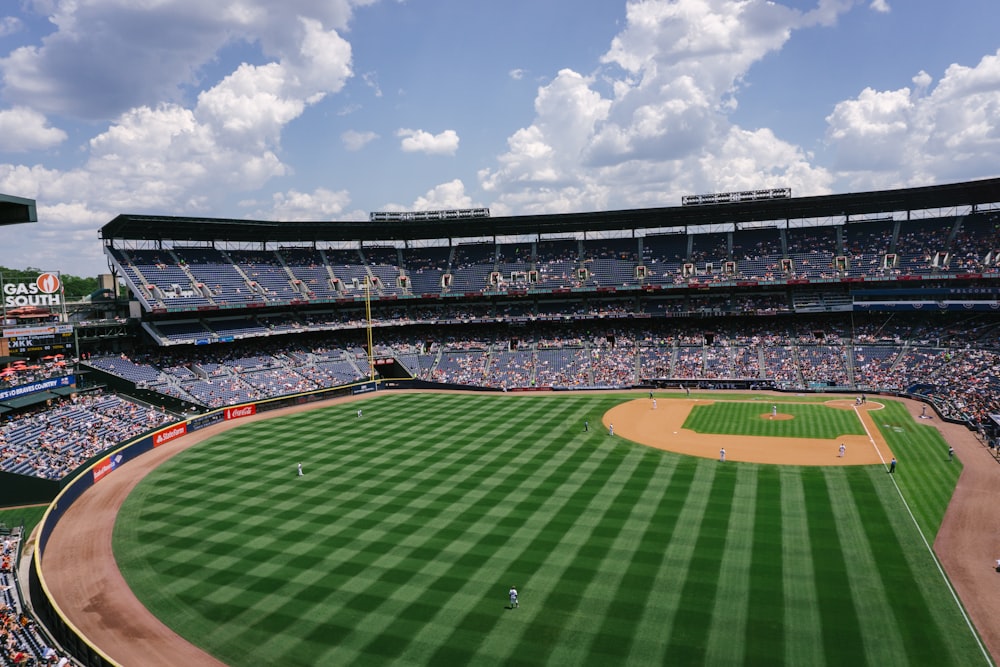 Fotografía del horizonte del estadio de béisbol verde