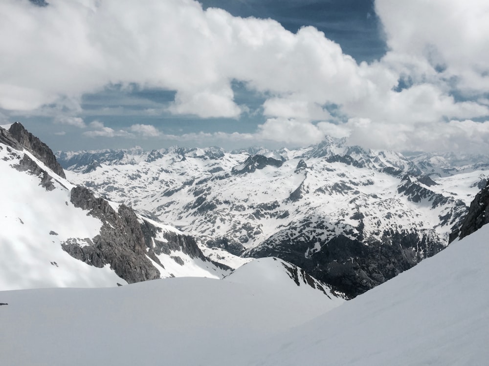 Alpes montanhosos sob nuvens cumulus