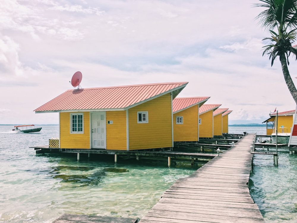 Foto de casas marrones en un cuerpo de agua