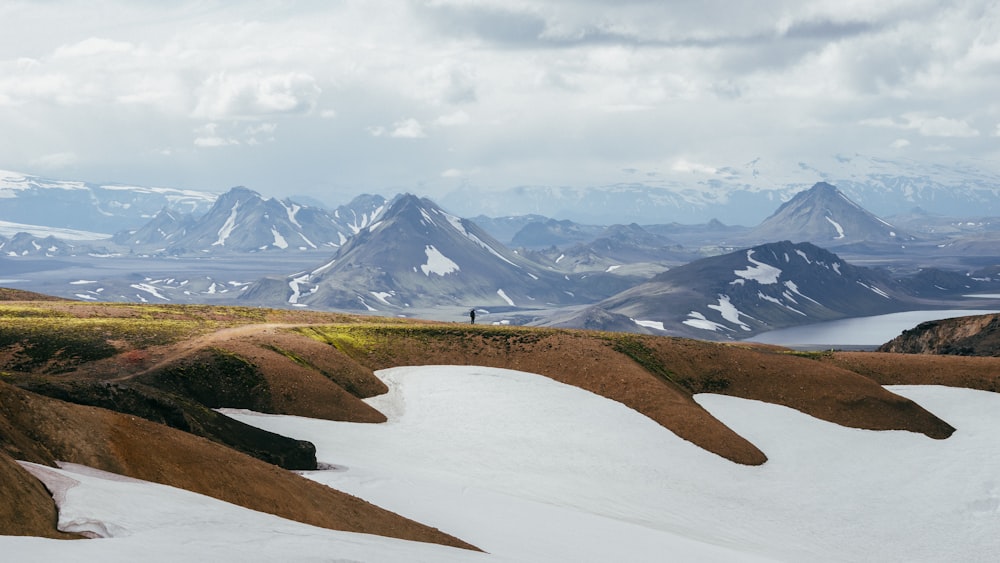 Fotografía de enfoque superficial de montaña marrón y blanco