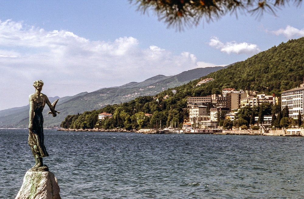 fotografia di edificio in riva al mare durante il giorno