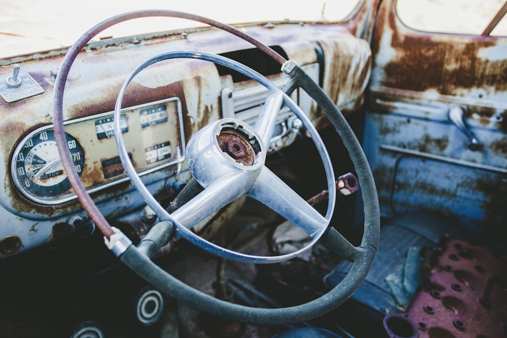 gray and black vehicle steering wheel