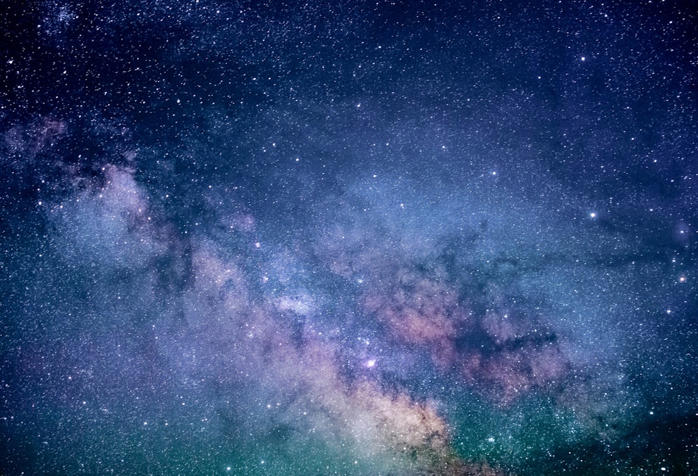 青と紫の銀河のデジタル壁紙の写真 Unsplashで見つけるスペースの無料写真
