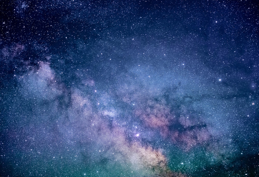 Fondo de pantalla digital de galaxias azules y moradas