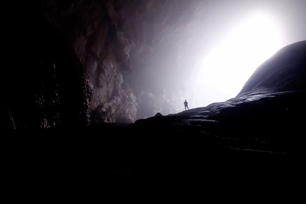 Person in der Höhle
