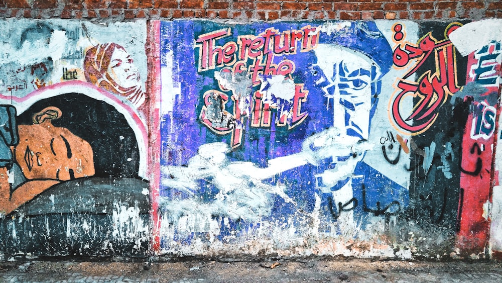 다채로운 낙서 예술로 덮인 벽돌 벽