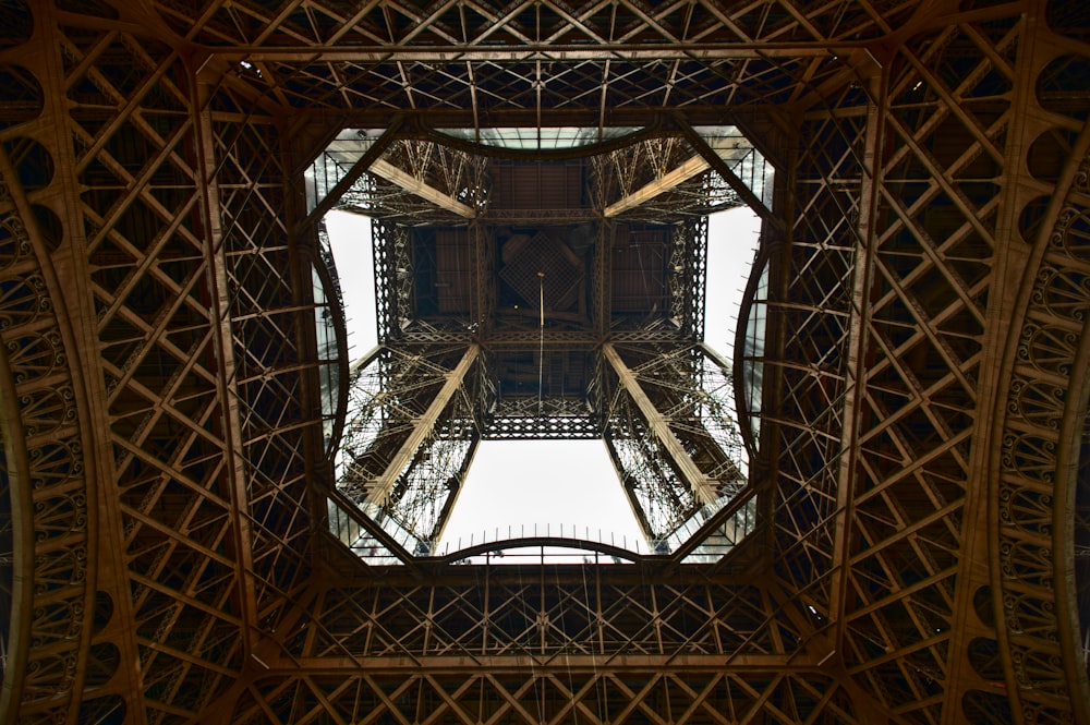Foto de vista de gusano de la Torre Eiffel