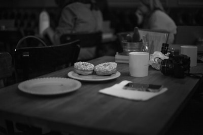 Friends enjoying bagels and coffee together at a cozy brightbagel corner table.