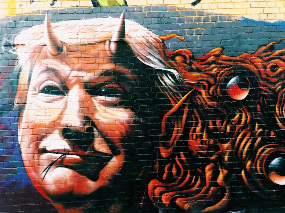 Donald Trump con cuernos mural en la pared
