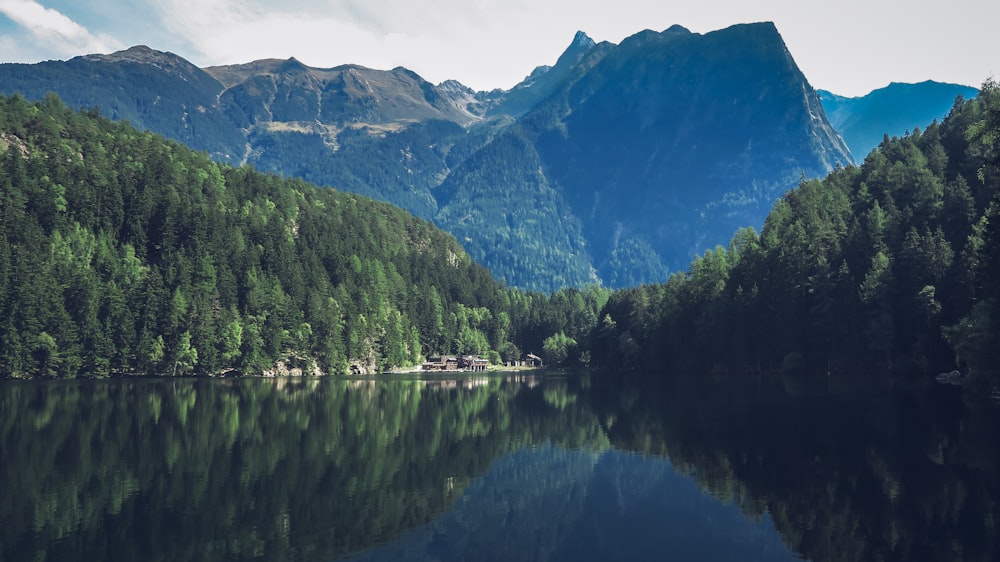 Specchio d'acqua all'interno della catena montuosa durante il giorno