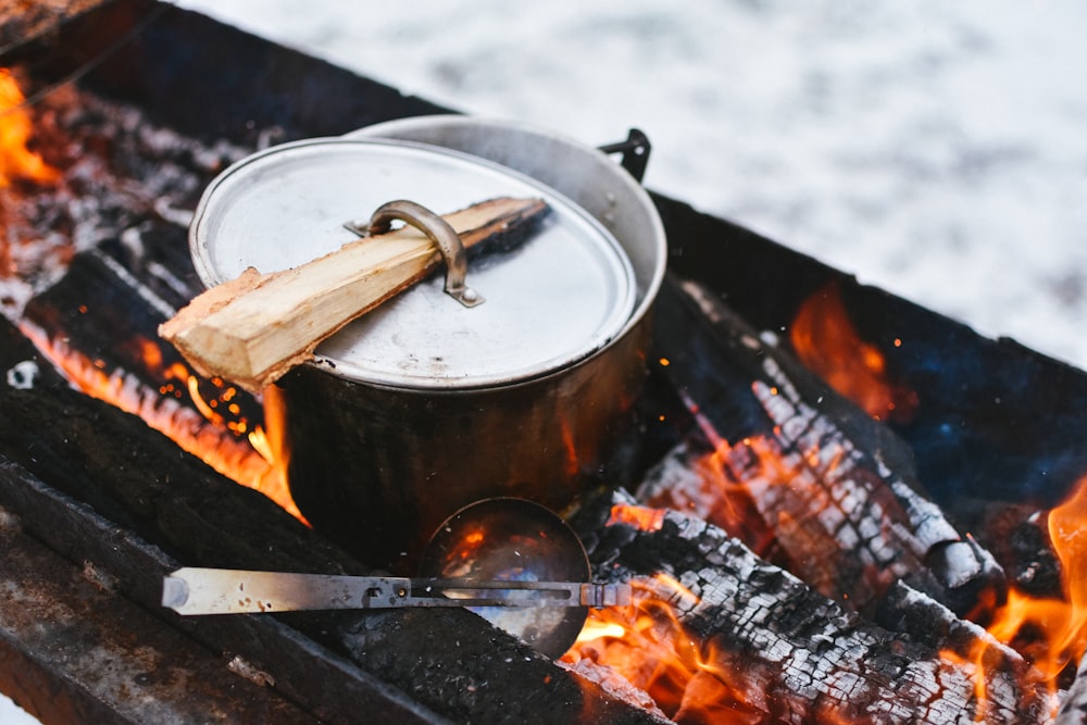 薪の上の銀の鍋