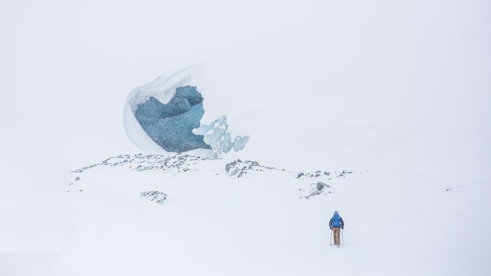 hombre esquiando en la cima de la montaña