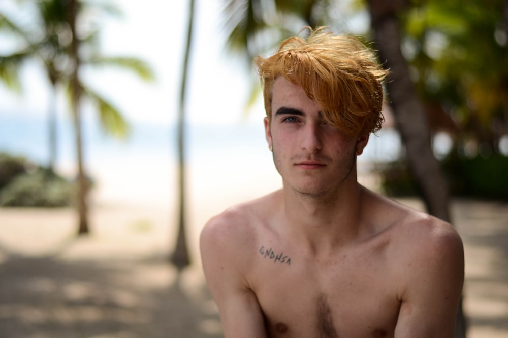 shallow focus photography of man in beach