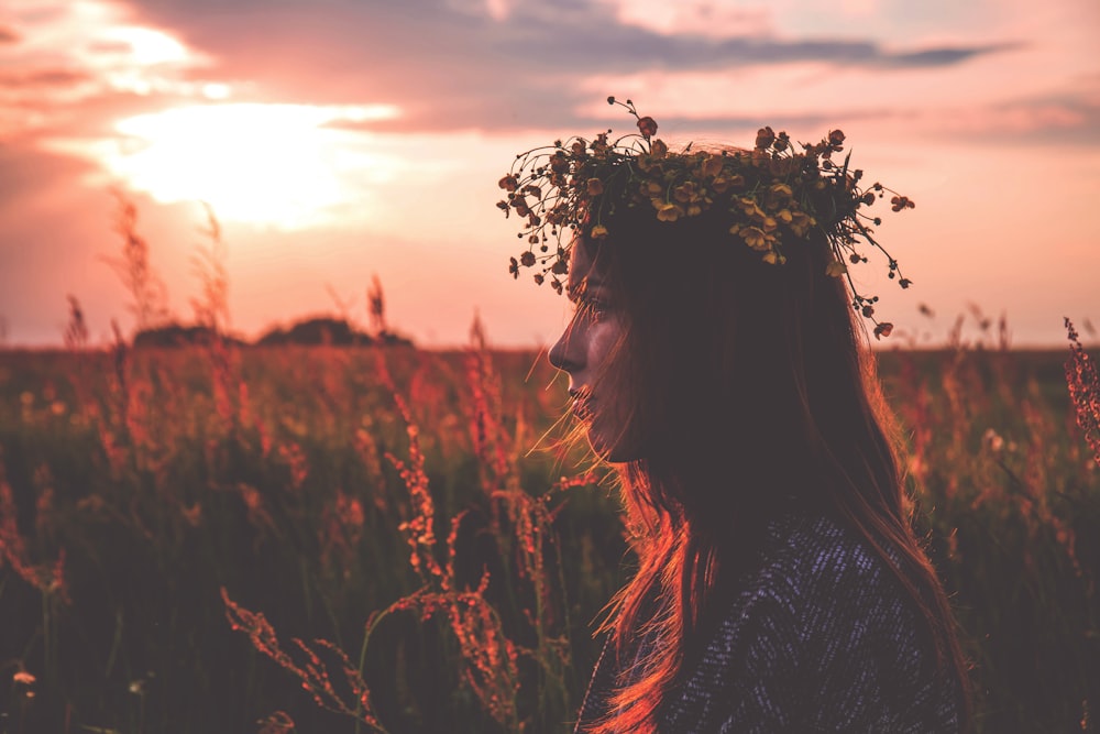 Tiefenfotografie einer Frau mit Blumenkopfschmuck