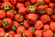 Fresas maduras rojas y frutales — el potasio de la consuelda mejora el sabor y calibre