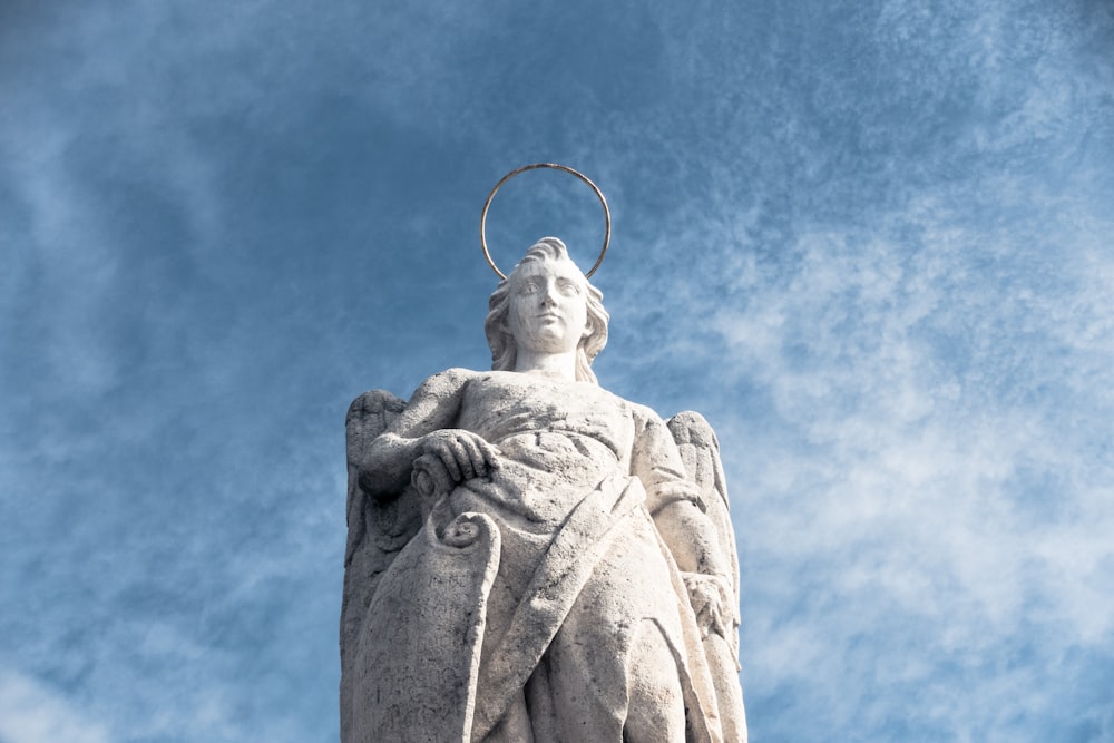 hombre sosteniendo la estatua de hormigón del libro