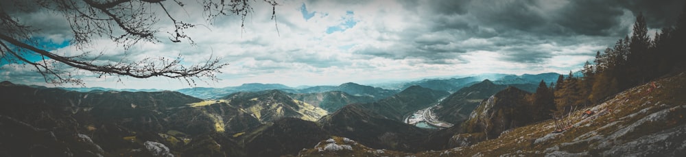 fotografia panorâmica de vista para a montanha