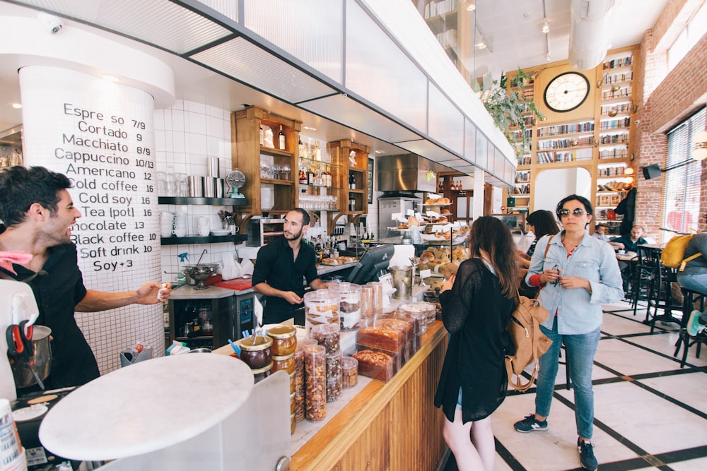 femme debout sur le comptoir de nourriture