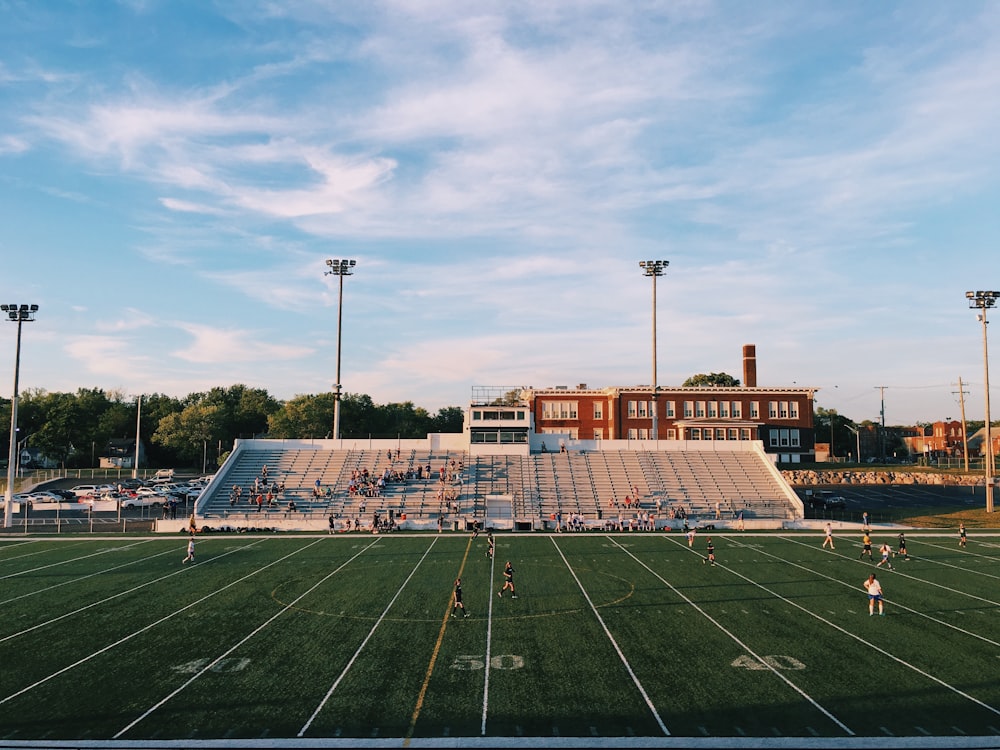 Estádio de futebol americano com pessoas