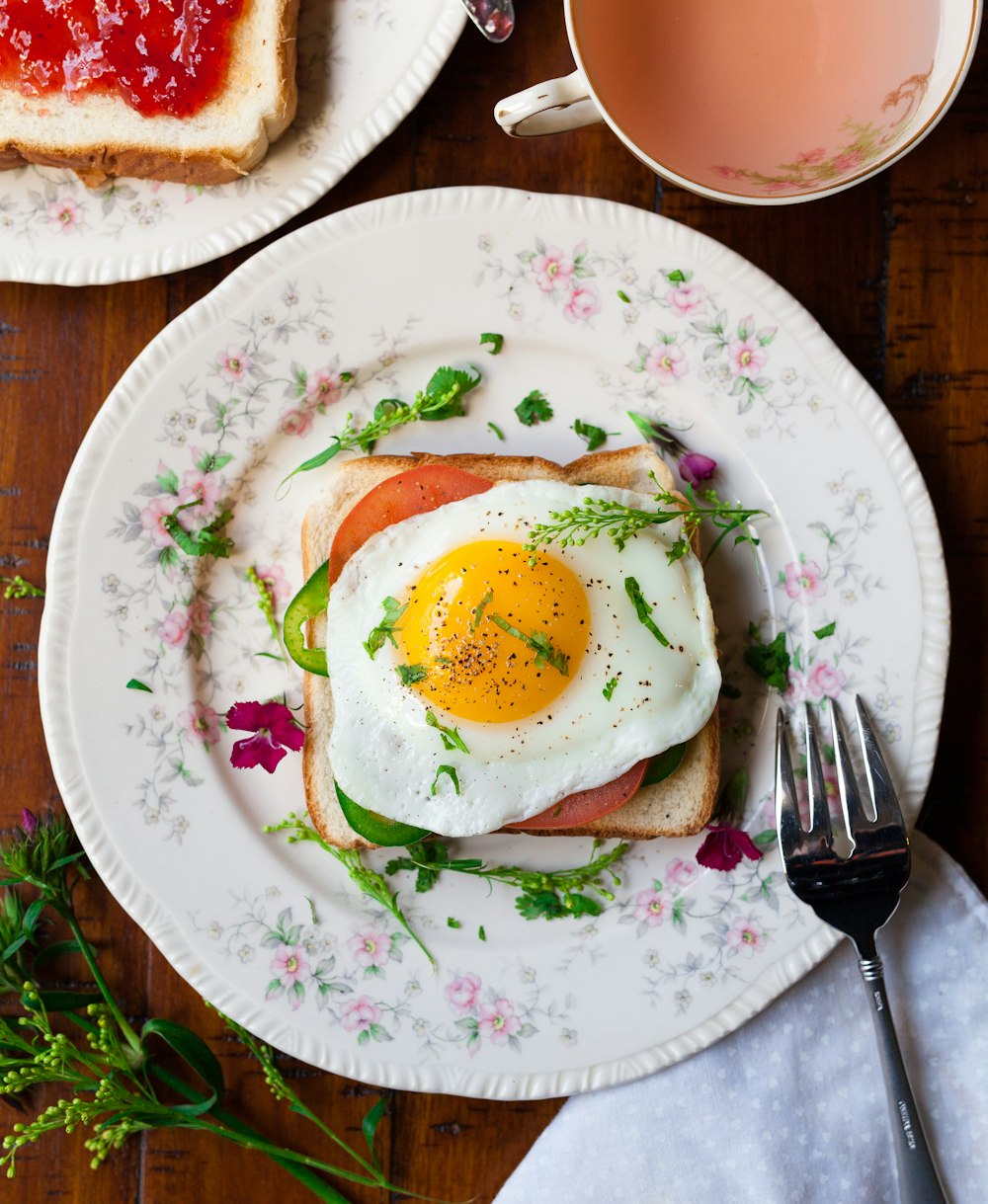 Oeuf au plat avec pain à côté de la fourchette