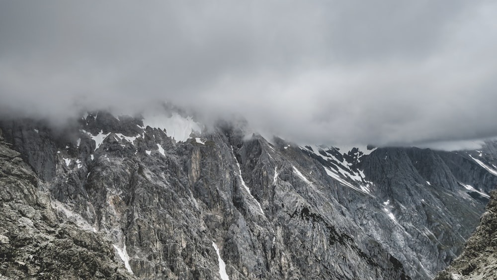 glaciar montaña bajo nubes blancas fotografía de naturaleza