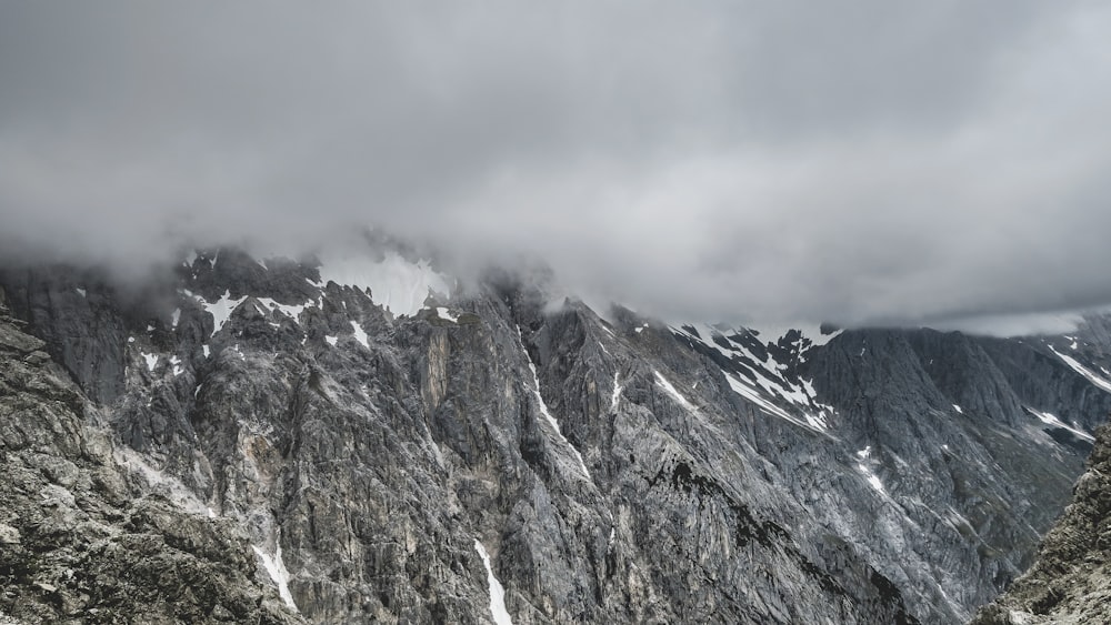 ghiacciaio, montagna, sotto nuvole bianche, fotografia della natura