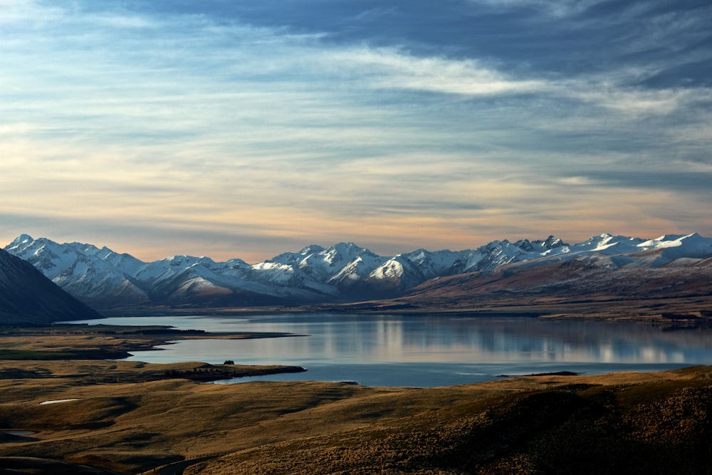 fotografia di paesaggio del lago e della montagna