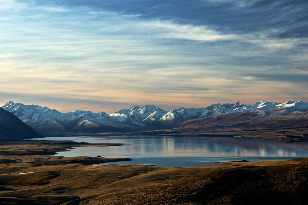 fotografia de paisagem de lago e montanha