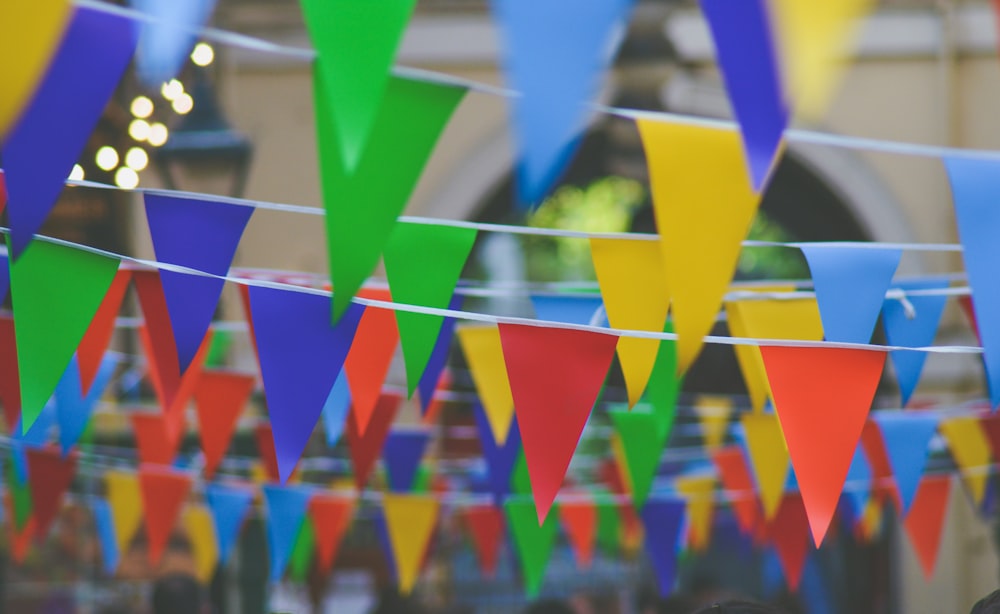 Foto Banderines de colores surtidos – Imagen Fiesta gratis en Unsplash