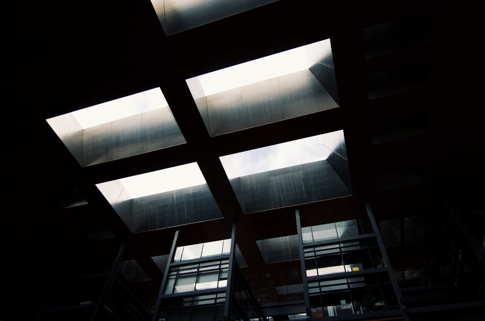 Photographie en contre-plongée d’un bâtiment