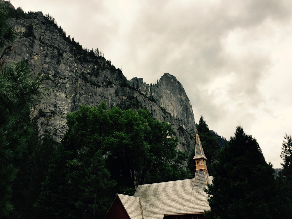 white house near mountain