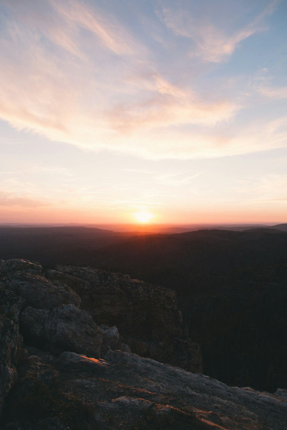 Photographie de la ligne d’horizon du coucher de soleil au-dessus de l’horizon