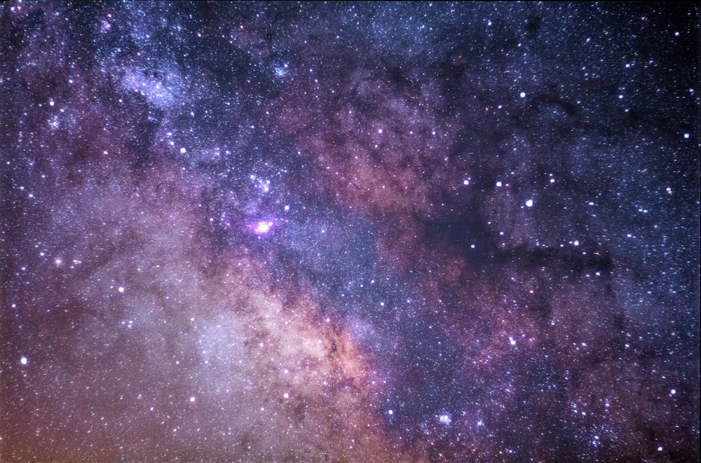 As estrelas e galáxias vistas do Parque Nacional das Montanhas Rochosas.
