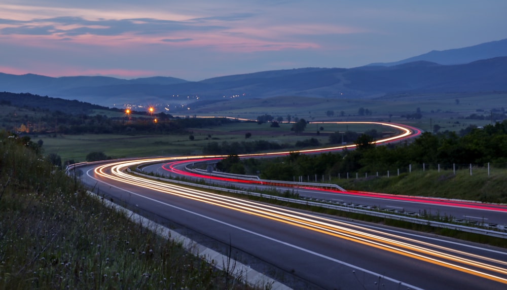 Fotografía de lapso de tiempo de una carretera asfaltada