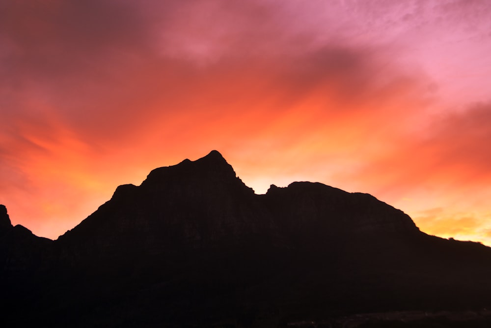 Silhouette des Berggipfels