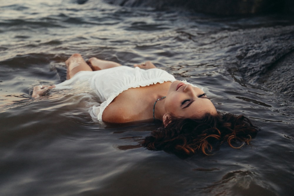 mulher relaxando no corpo da água
