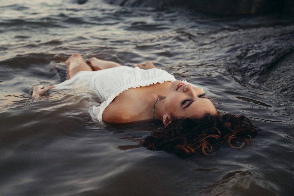 Mujer relajándose en el cuerpo de agua