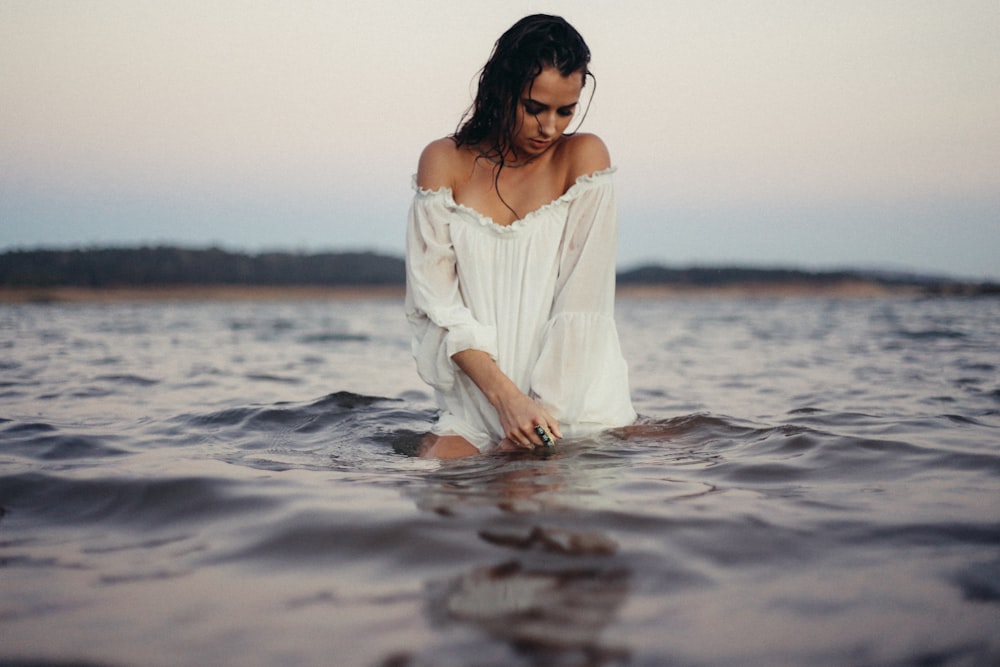 donna in posa in uno specchio d'acqua