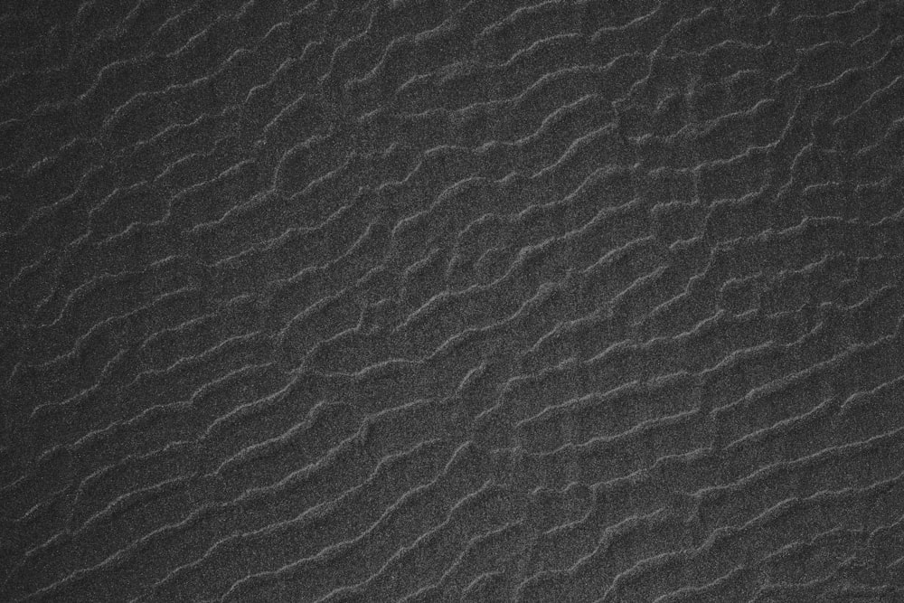 Una foto in bianco e nero di una superficie strutturata