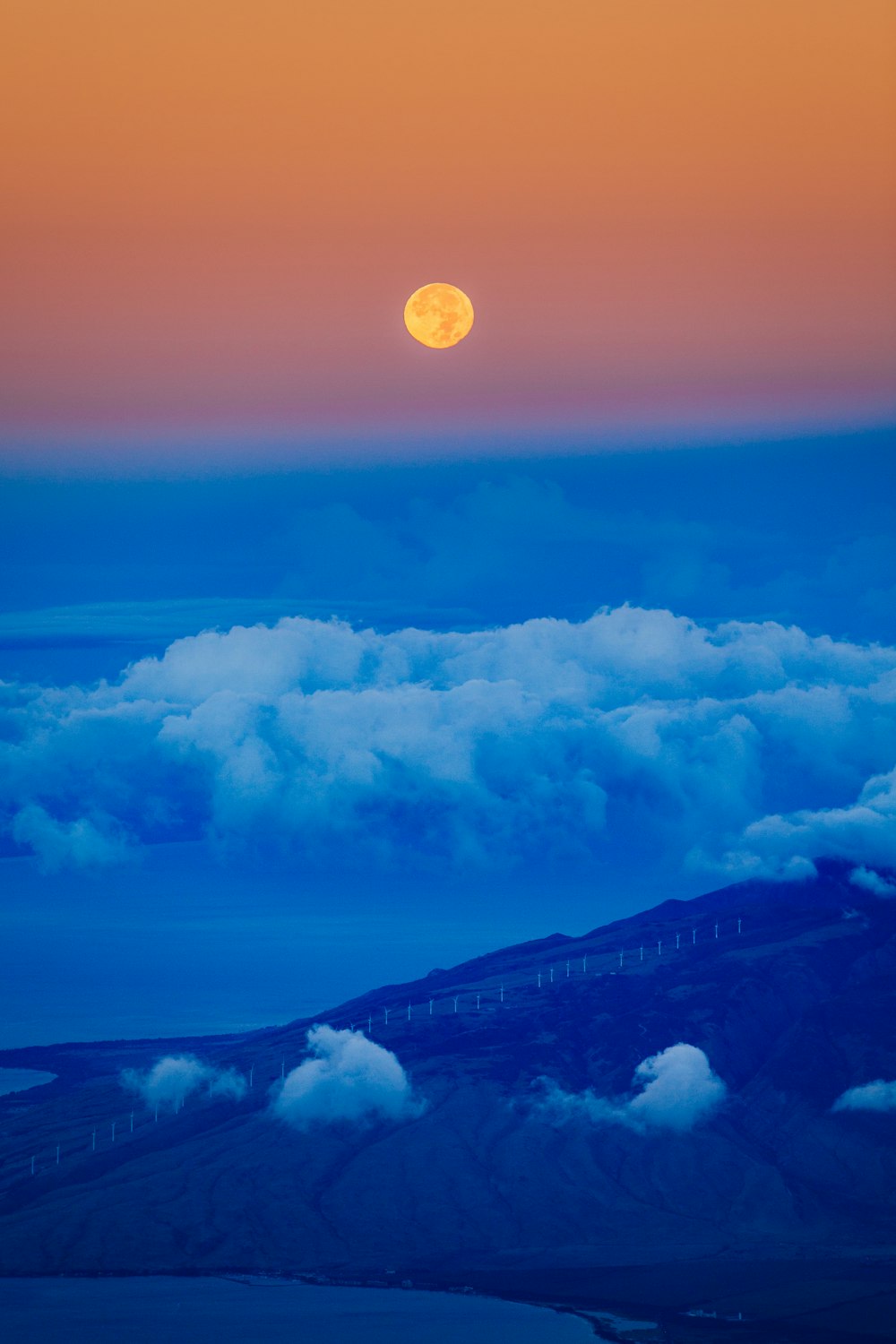 Luna piena e nuvole bianche