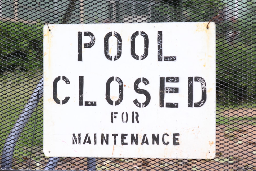 유지 보수 표지판을 위해 폐쇄된 수영장
