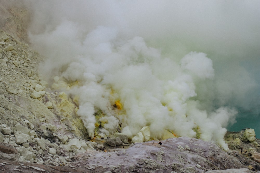 montaña cubierta de humo