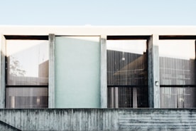 Commercial building facade with automated window shading system