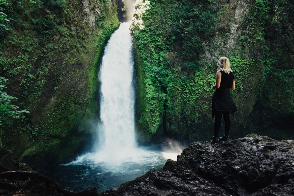 Mujer frente a cascadas