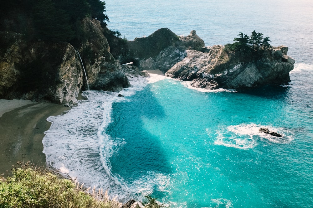 Photographie aérienne de la plage de jour