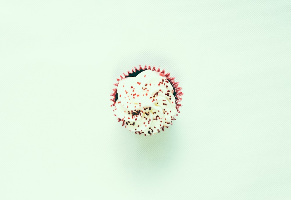 flaches Fokusfoto von weißem Cupcake