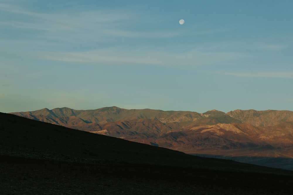 Berg unter blauem Himmel